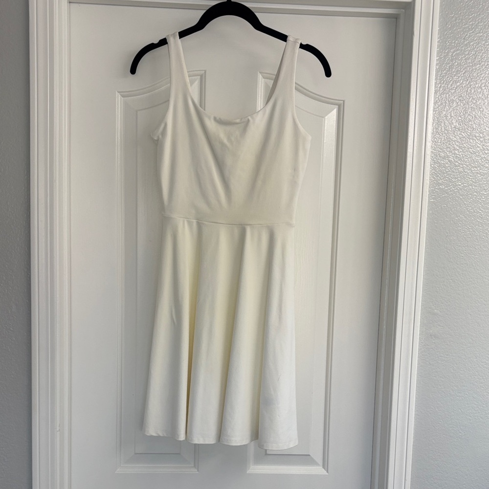 Elegant White Sleeveless Dress